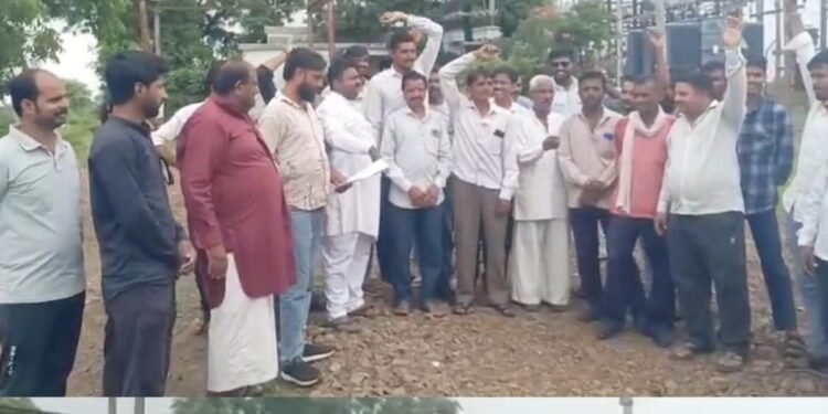 शाजापुर में अघोषित बिजली कटौती पर ग्रामीणों का हंगामा, ट्रैक्टर-ट्रॉली लेकर घेरा बिजली कार्यालय, मध्य प्रदेश वीडियो न्यूज