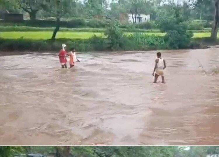 डिंडौरी में उफनती साकुल नदी की डूबी पुलिया पार करते दिखे लोग, भारी बारिश के बीच VIDEO वायरल, मध्य प्रदेश वीडियो न्यूज