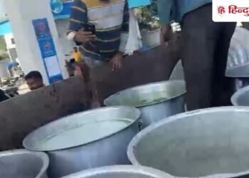 भगौना लेकर पेट्रोल-डीजल लेने पहुंचे लोग, तेल के लिए मचे हाहाकार का वीडियो वायरल, Uttar-pradesh Hindi News