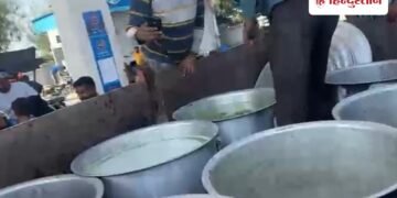 भगौना लेकर पेट्रोल-डीजल लेने पहुंचे लोग, तेल के लिए मचे हाहाकार का वीडियो वायरल, Uttar-pradesh Hindi News