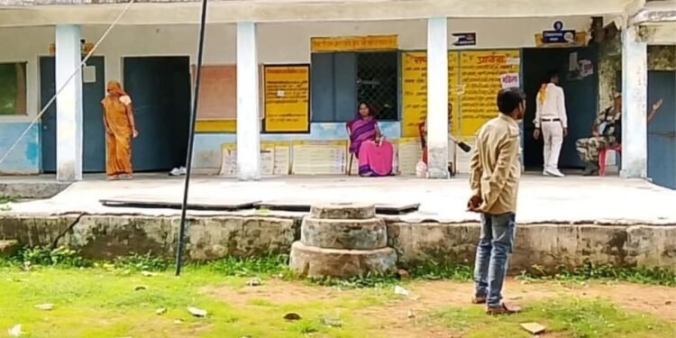 दतिया उपचुनाव: दोपहर 1 बजे तक 50% मतदान, तीन बूथों पर EVM खराबी, सड़क की मांग पर ग्रामीणों ने किया वोट बहिष्कार, मध्य प्रदेश वीडियो न्यूज
