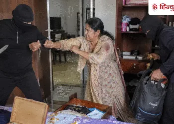 जान की परवाह किए बिना बदमाशों से भिड़ी महिला, धारदार हथियार से हमला कर लूट ले गए लाखों के जेवर, Uttar-pradesh Hindi News