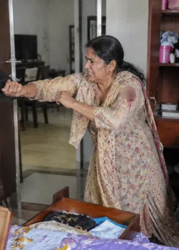 जान की परवाह किए बिना बदमाशों से भिड़ी महिला, धारदार हथियार से हमला कर लूट ले गए लाखों के जेवर, Uttar-pradesh Hindi News
