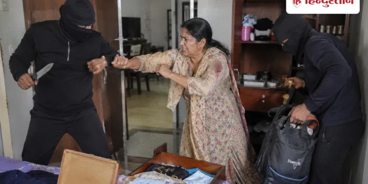 जान की परवाह किए बिना बदमाशों से भिड़ी महिला, धारदार हथियार से हमला कर लूट ले गए लाखों के जेवर, Uttar-pradesh Hindi News