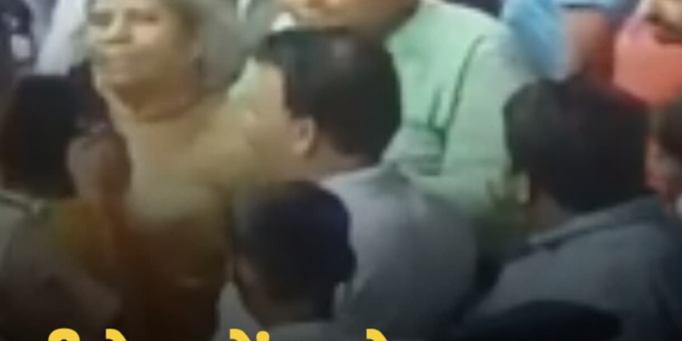 MP:उज्जैन स्टेशन पर चलती ट्रेन से गिरी 68 वर्षीय बुजुर्ग महिला, RPF जवानों ने सेकंडों में सुरक्षित बाहर निकाल बचाई जान, मध्य प्रदेश वीडियो न्यूज