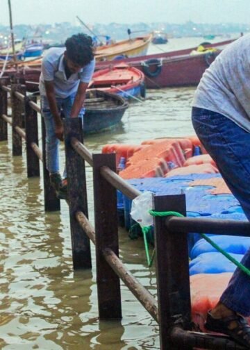 UP Floods: हर घंटे दो सेमी बढ़ रही गंगा, कई घाटों से संपर्क टूटा तो कई पर बदले आरती स्थल, Uttar-pradesh Hindi News