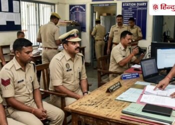 ट्रेन को छोड़, विमान से सफर करना पड़ा महंगा; छत्तीसगढ़ में सस्पेंड हो गए 8 पुलिसकर्मी, Chhattisgarh Hindi News