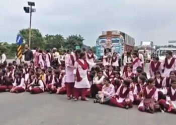 जातिवादी टिप्पणी, 25 KM का मार्च और 10 घंटे हंगामा; MP में शिक्षकों के खिलाफ स्कूली बच्चों ने खोला मोर्चा, Madhya-pradesh Hindi News
