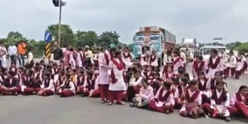जातिवादी टिप्पणी, 25 KM का मार्च और 10 घंटे हंगामा; MP में शिक्षकों के खिलाफ स्कूली बच्चों ने खोला मोर्चा, Madhya-pradesh Hindi News