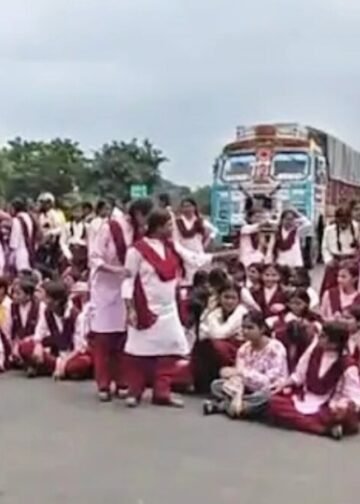 जातिवादी टिप्पणी, 25 KM का मार्च और 10 घंटे हंगामा; MP में शिक्षकों के खिलाफ स्कूली बच्चों ने खोला मोर्चा, Madhya-pradesh Hindi News