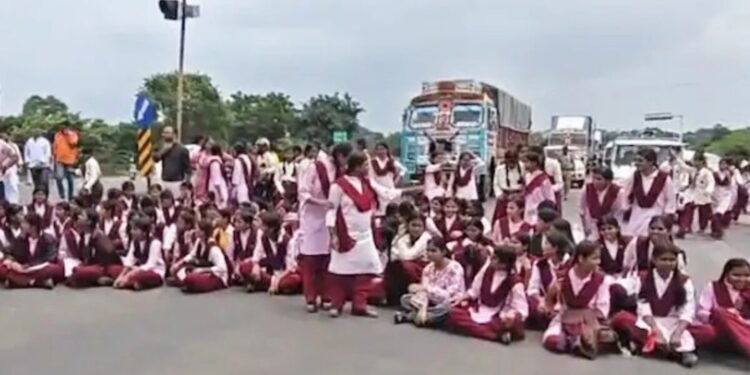 जातिवादी टिप्पणी, 25 KM का मार्च और 10 घंटे हंगामा; MP में शिक्षकों के खिलाफ स्कूली बच्चों ने खोला मोर्चा, Madhya-pradesh Hindi News
