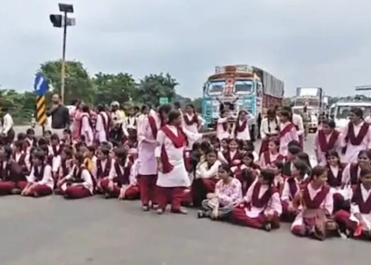 जातिवादी टिप्पणी, 25 KM का मार्च और 10 घंटे हंगामा; MP में शिक्षकों के खिलाफ स्कूली बच्चों ने खोला मोर्चा, Madhya-pradesh Hindi News