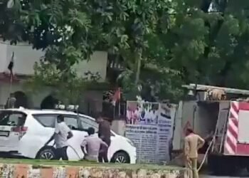 MP में विधायक ने दमकल वाहन से धुलवाई गाड़ी, विवाद हुआ तो बोले- जिनकी हैसियत नहीं…, Madhya-pradesh Hindi News