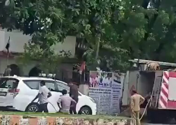 MP में विधायक ने दमकल वाहन से धुलवाई गाड़ी, विवाद हुआ तो बोले- जिनकी हैसियत नहीं…, Madhya-pradesh Hindi News