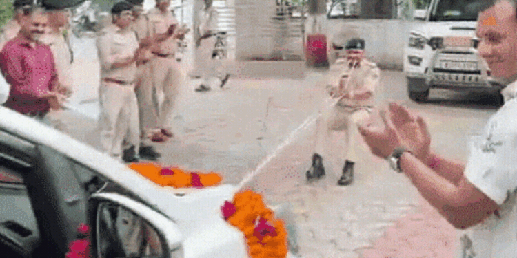 रिटायर हुए IG साहब, तो कांस्टेबल ने दांतों से खींच दी उनकी गाड़ी! देखते रह गए, Gwalior Hindi News