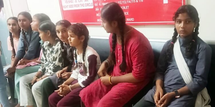 इंदौर में मिड-डे मील खाते ही बिगड़ी 30 बच्चों की तबीयत, 4 ICU में भर्ती; फूड पॉइजनिंग की आशंका, Madhya-pradesh Hindi News