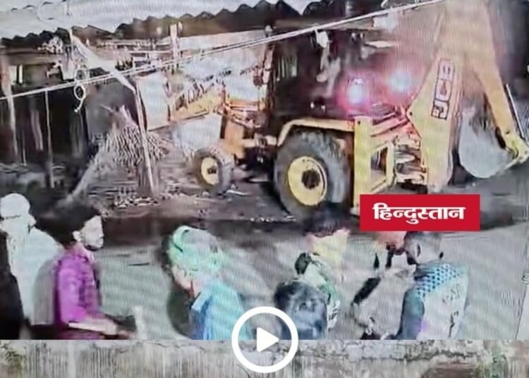 सिंगरौली के जियावन में रात 2 बजे JCB से घर गिराने का आरोप, जमीन विवाद में पीड़ित ने पुलिस कार्रवाई पर उठाए सवाल, मध्य प्रदेश वीडियो न्यूज