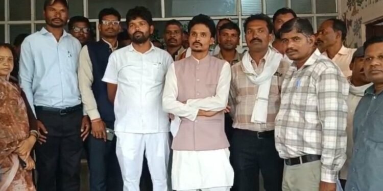 डिंडौरी के करंजिया में सहायक यंत्री को कार्यमुक्त करने की मांग, सरपंचों ने 3 दिन का अल्टीमेटम दिया, मध्य प्रदेश वीडियो न्यूज