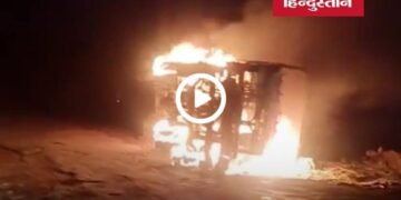 सिंगरौली के जियावन में कोयला लदा ट्रक पलटते ही धधक उठा, चालक गंभीर घायल, ट्रक पूरी तरह जलकर खाक, मध्य प्रदेश वीडियो न्यूज