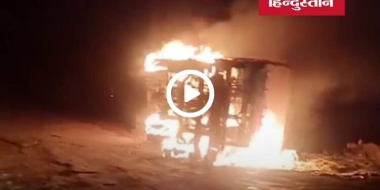 सिंगरौली के जियावन में कोयला लदा ट्रक पलटते ही धधक उठा, चालक गंभीर घायल, ट्रक पूरी तरह जलकर खाक, मध्य प्रदेश वीडियो न्यूज