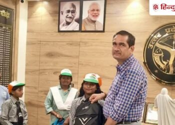 कांवड़ लेकर फीस माफी की मांगी थी दुआ; DM ने भाई-बहनों की फ्री शिक्षा की व्यवस्था कर दी, Uttar-pradesh Hindi News