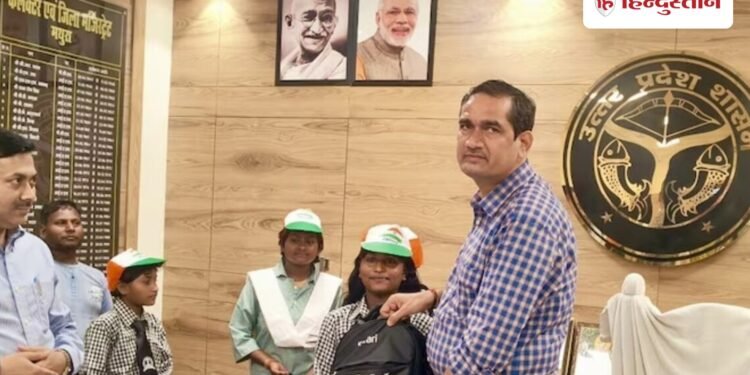 कांवड़ लेकर फीस माफी की मांगी थी दुआ; DM ने भाई-बहनों की फ्री शिक्षा की व्यवस्था कर दी, Uttar-pradesh Hindi News