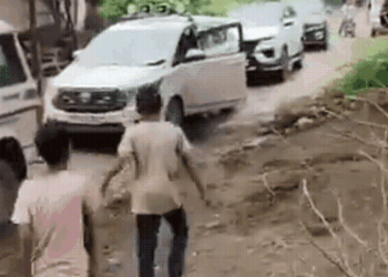 बदहाल सड़क से परेशान स्कूली छात्रों ने बीच राह रोका मंत्री जी का काफिला, VIDEO वायरल, Chhatarpur Hindi News