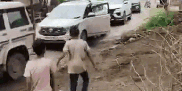 बदहाल सड़क से परेशान स्कूली छात्रों ने बीच राह रोका मंत्री जी का काफिला, VIDEO वायरल, Chhatarpur Hindi News
