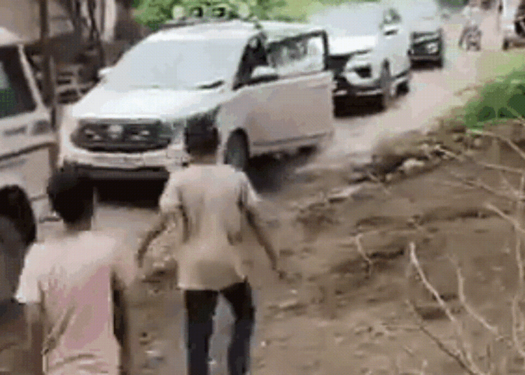 बदहाल सड़क से परेशान स्कूली छात्रों ने बीच राह रोका मंत्री जी का काफिला, VIDEO वायरल, Chhatarpur Hindi News