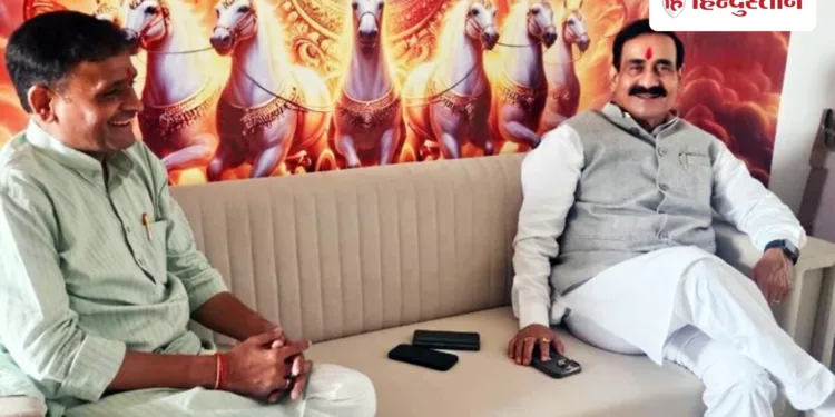 दतिया में पार्टी के कड़े ऐक्शन के बाद आशुतोष तिवारी से मिले नरोत्तम मिश्रा, कार्यकर्ताओं को दी कौन सी नसीहत, Madhya-pradesh Hindi News