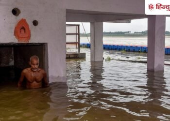 UP Floods: गंगा के जलस्तर में बढ़ाव से वाराणसी प्रशासन सतर्क, घाटों से टूट रहे संपर्क, Uttar-pradesh Hindi News