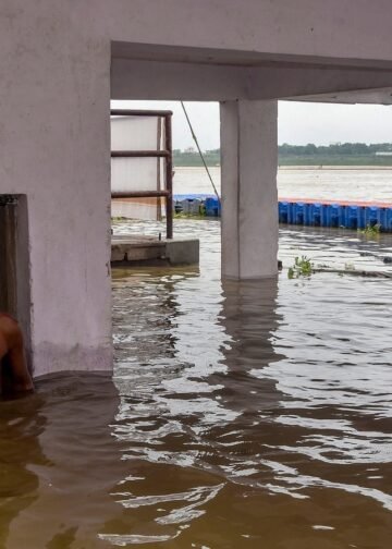 UP Floods: गंगा के जलस्तर में बढ़ाव से वाराणसी प्रशासन सतर्क, घाटों से टूट रहे संपर्क, Uttar-pradesh Hindi News
