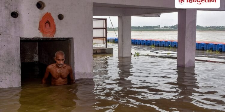 UP Floods: गंगा के जलस्तर में बढ़ाव से वाराणसी प्रशासन सतर्क, घाटों से टूट रहे संपर्क, Uttar-pradesh Hindi News