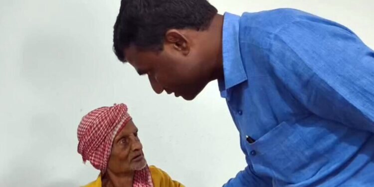 मेरा कोई है का…? DC के जवाब ने जीत लिया दिल, रांची में दिखा भावुक कर देने वाला नजारा, Jharkhand Hindi News