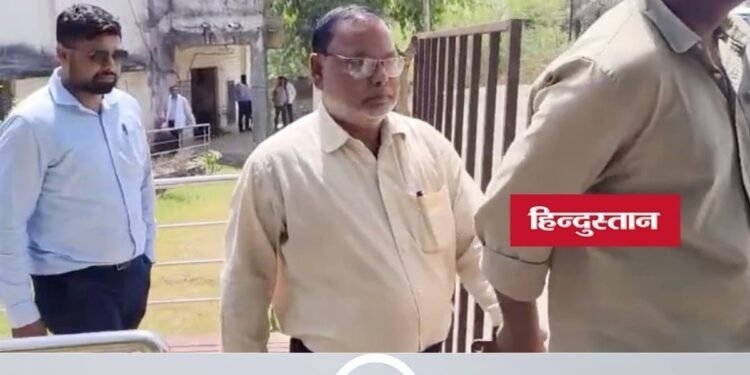 Singrauli के आदिम जाति कल्याण विभाग में 7 हजार रिश्वत मांगने वाला बाबू 5 हजार लेते रंगे हाथ गिरफ्तार, मध्य प्रदेश वीडियो न्यूज