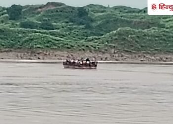 MP में बीच नदी में फंसा 100 यात्रियों से भरा स्टीमर, तेज बहान में बहने लगा और फिर…, Madhya-pradesh Hindi News
