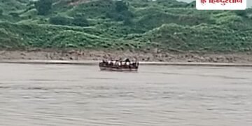 MP में बीच नदी में फंसा 100 यात्रियों से भरा स्टीमर, तेज बहान में बहने लगा और फिर…, Madhya-pradesh Hindi News
