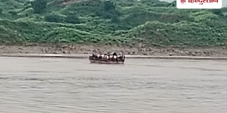 MP में बीच नदी में फंसा 100 यात्रियों से भरा स्टीमर, तेज बहान में बहने लगा और फिर…, Madhya-pradesh Hindi News