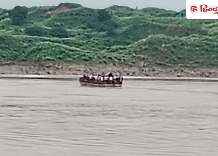 MP में बीच नदी में फंसा 100 यात्रियों से भरा स्टीमर, तेज बहान में बहने लगा और फिर…, Madhya-pradesh Hindi News