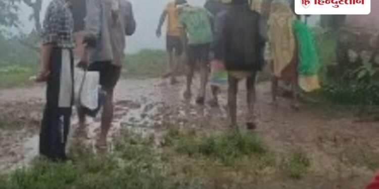 छिंदवाड़ा में गर्भवती को 8 किमी डोली में ले गए ग्रामीण, गर्भ में बच्चे की मौत, Madhya-pradesh Hindi News