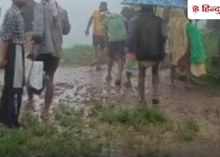 छिंदवाड़ा में गर्भवती को 8 किमी डोली में ले गए ग्रामीण, गर्भ में बच्चे की मौत, Madhya-pradesh Hindi News
