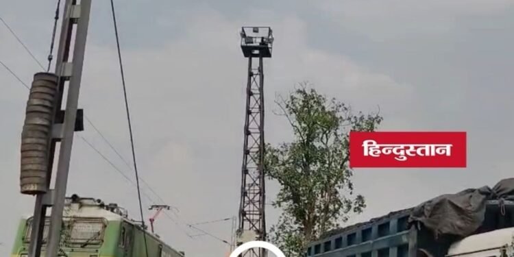 Singrauli News: सिंगरौली के सरई में नौकरी से बर्खास्त युवक मोबाइल टावर पर चढ़ा, घंटों चला हाई वोल्टेज ड्रामा, मध्य प्रदेश वीडियो न्यूज