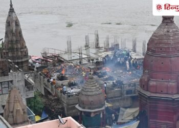 वाराणसी में उफनाई गंगा, मणिकर्णिका में छतों पर जल रहीं चिताएं, शवदाह के लिए लंबा इंतजार, Uttar-pradesh Hindi News