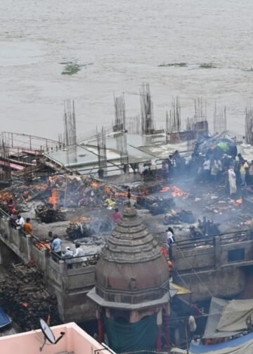 वाराणसी में उफनाई गंगा, मणिकर्णिका में छतों पर जल रहीं चिताएं, शवदाह के लिए लंबा इंतजार, Uttar-pradesh Hindi News