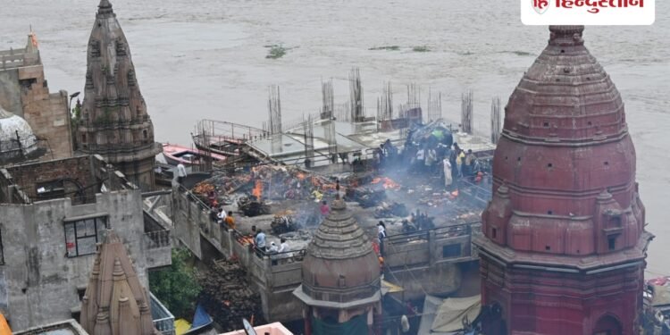 वाराणसी में उफनाई गंगा, मणिकर्णिका में छतों पर जल रहीं चिताएं, शवदाह के लिए लंबा इंतजार, Uttar-pradesh Hindi News