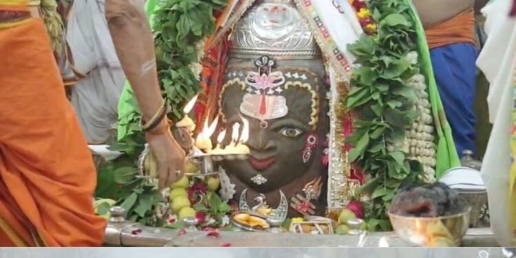 उज्जैन में सावन के दूसरे सोमवार महाकाल की भस्म आरती, पंचामृत से हुआ पूजन, मध्य प्रदेश वीडियो न्यूज