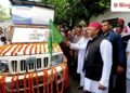 मक्के के खेत में तस्वीर उकेरने वाले किसानों से मिले अखिलेश यादव, कन्नौज के लिए रवाना की सूमा गाड़ी, Uttar-pradesh Hindi News