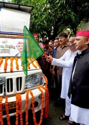 मक्के के खेत में तस्वीर उकेरने वाले किसानों से मिले अखिलेश यादव, कन्नौज के लिए रवाना की सूमा गाड़ी, Uttar-pradesh Hindi News