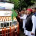 मक्के के खेत में तस्वीर उकेरने वाले किसानों से मिले अखिलेश यादव, कन्नौज के लिए रवाना की सूमा गाड़ी, Uttar-pradesh Hindi News