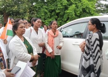मंडला में ANM संघ का विरोध, तकनीकी और विभागीय त्रुटियों का खामियाजा कर्मचारियों को देने का आरोप, मध्य प्रदेश वीडियो न्यूज
